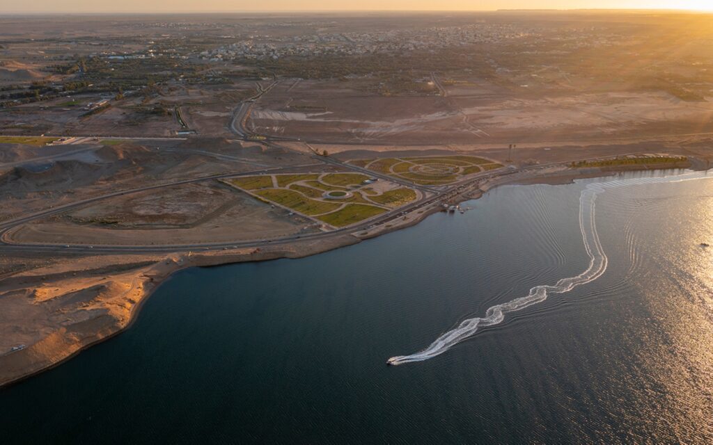 ‏انطلق في رحلة رائعة إلى الجوف.‏ استكشاف الأطلال القديمة والقلاع التاريخية. زُر المواقع الأثرية، استكشف الأسواق التقليدية، وانخرط في غنى التراث الثقافي للمنطقة. ‏جرب المزيج الفريد من التاريخ والثقافة والجمال الطبيعي الذي تقدمه الجوف.‏